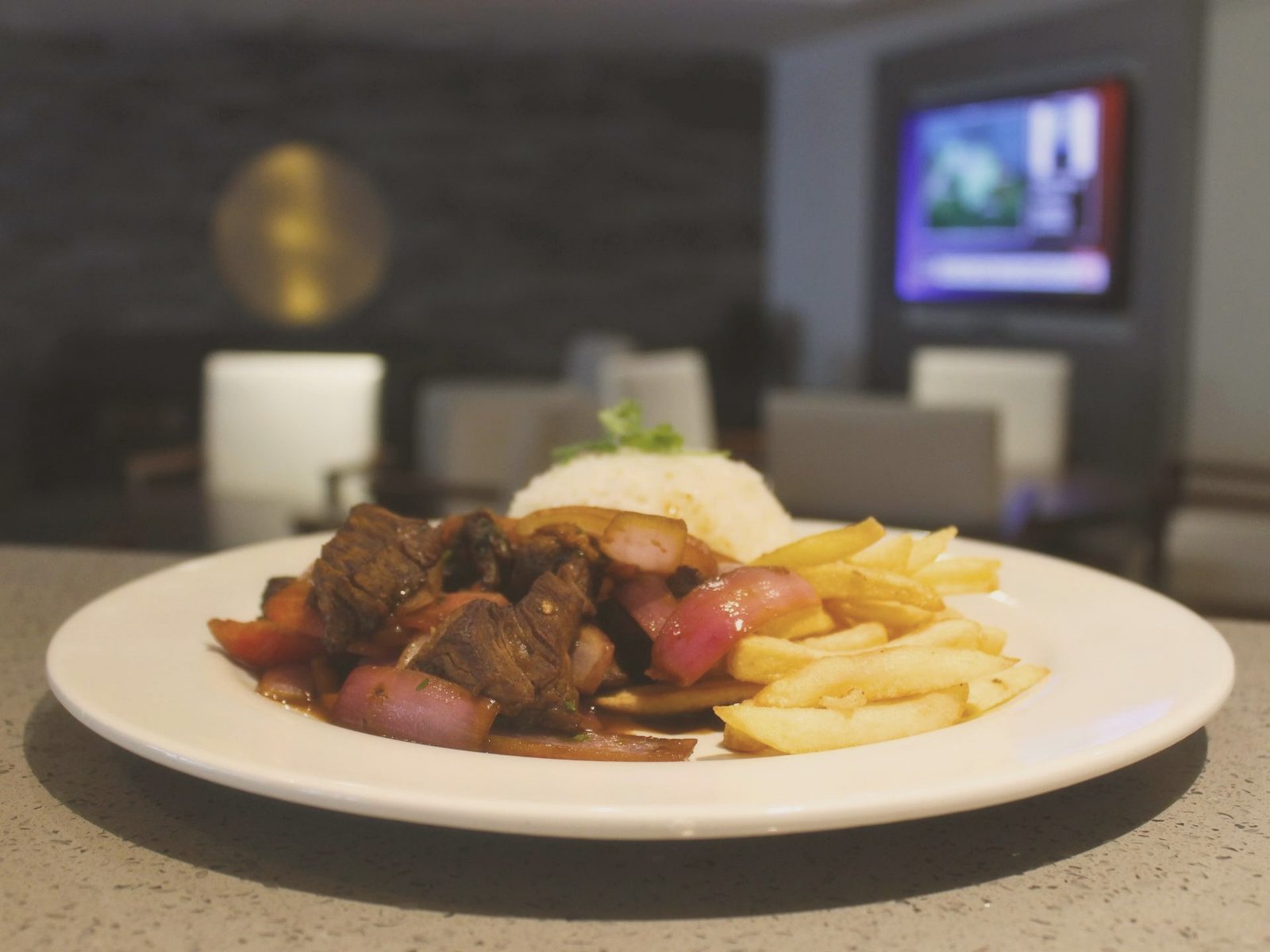 Plato de lomo saltado